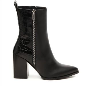 9.5 above ankle black bootie with zip